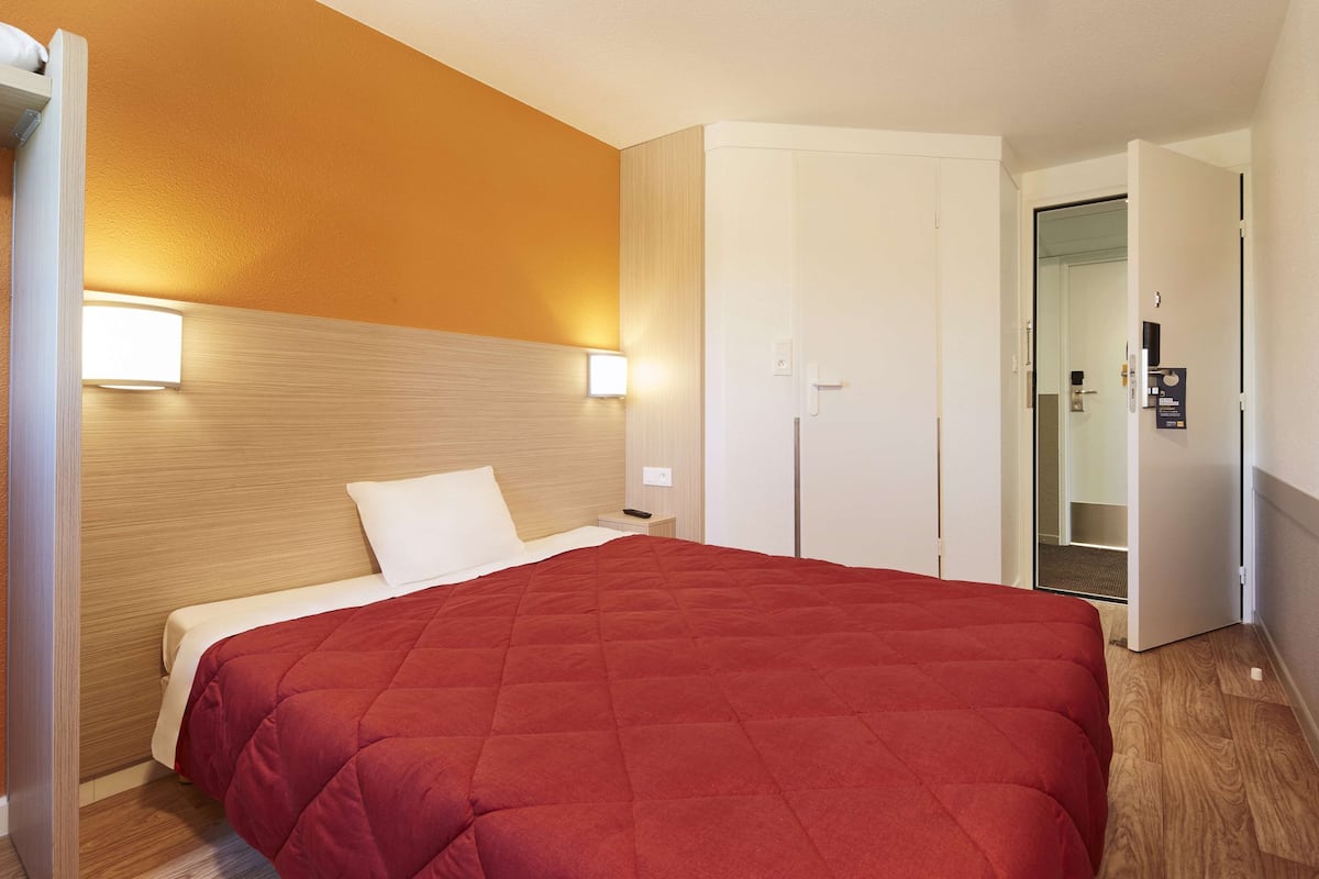 Premium bedding, desk, blackout drapes, soundproofing