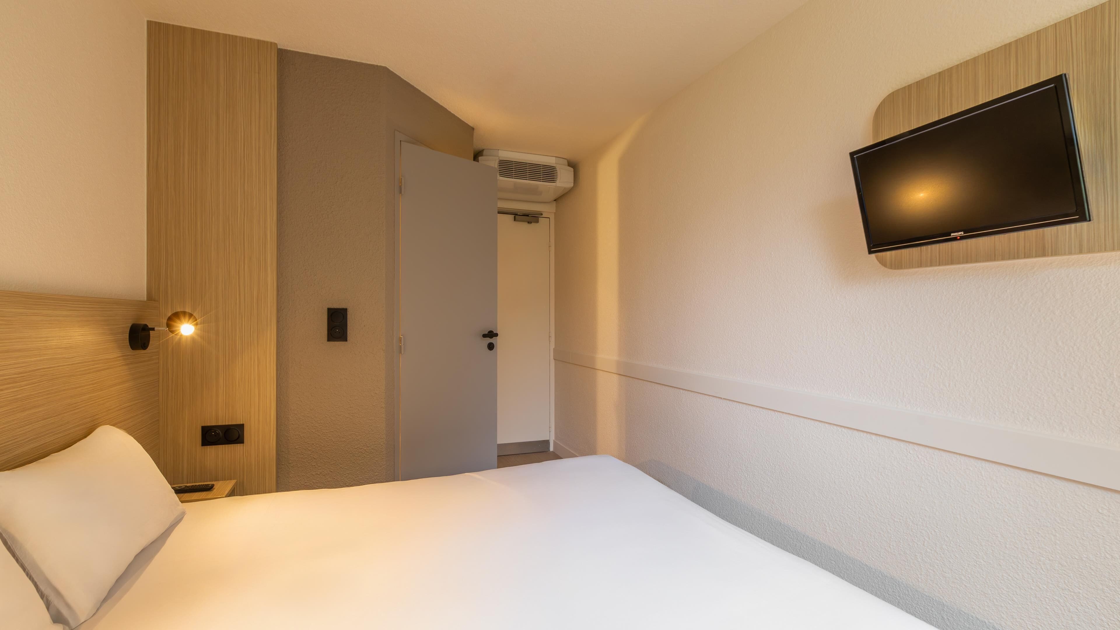 Ropa de cama de alta calidad, escritorio y cortinas blackout 