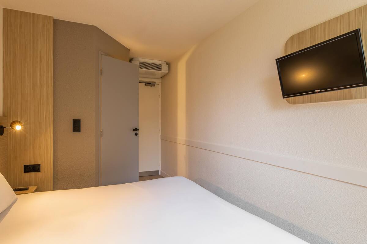 Hochwertige Bettwaren, Schreibtisch, Verdunkelungsvorhänge