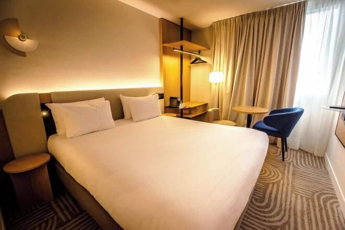 Coffres-forts dans les chambres, bureau, fer et planche à repasser