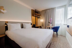 Brankas, meja kerja, setrika/meja setrika, dan tempat tidur bayi gratis