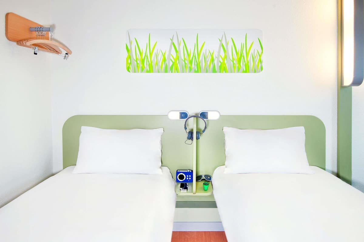 Huone, 2 yhden hengen sänkyä | Select Comfort -patjalliset sängyt, työpöytä, äänieristys