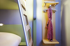 Nệm Select Comfort, bàn, phòng cách âm, bàn ủi/dụng cụ ủi quần áo 