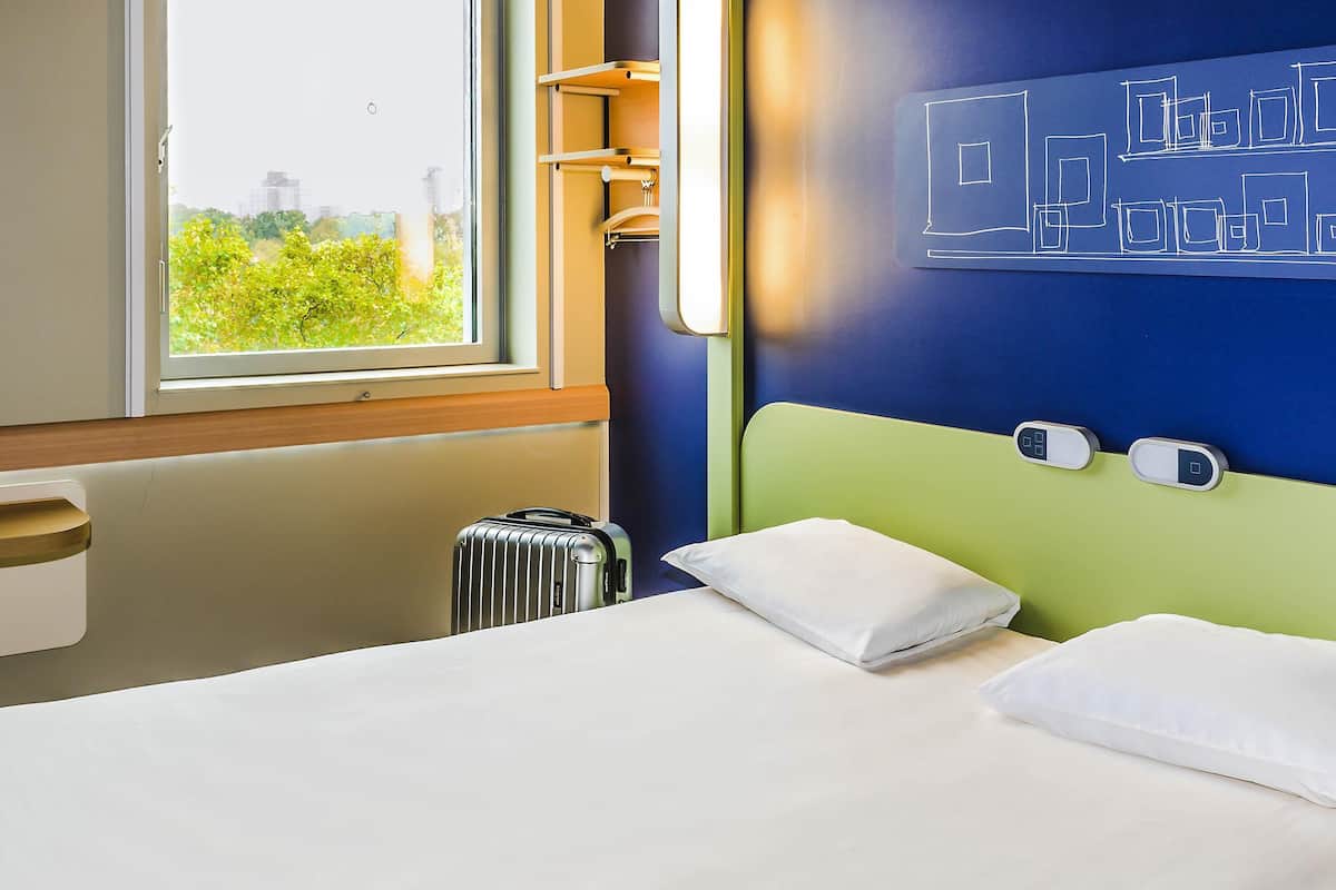 Double Room | Select Comfort beds, desk, soundproofing, iron/ironing board