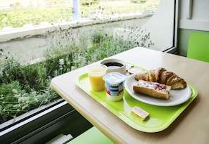 Tägliches Frühstücksbuffet (6.9 EUR pro Person)