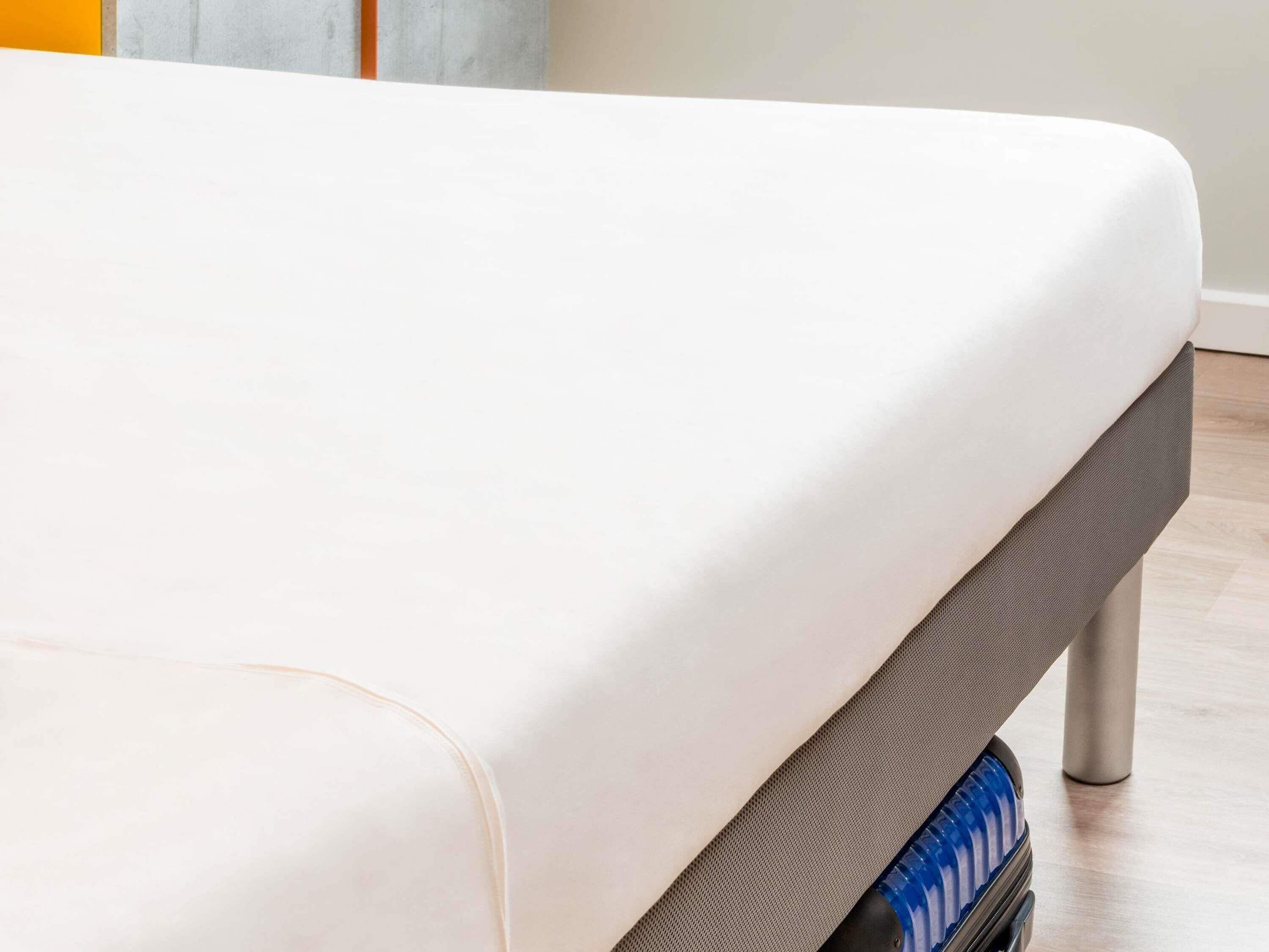 Kamer, 2 eenpersoonsbedden | Select Comfort-bedden, een bureau, geluiddichte muren