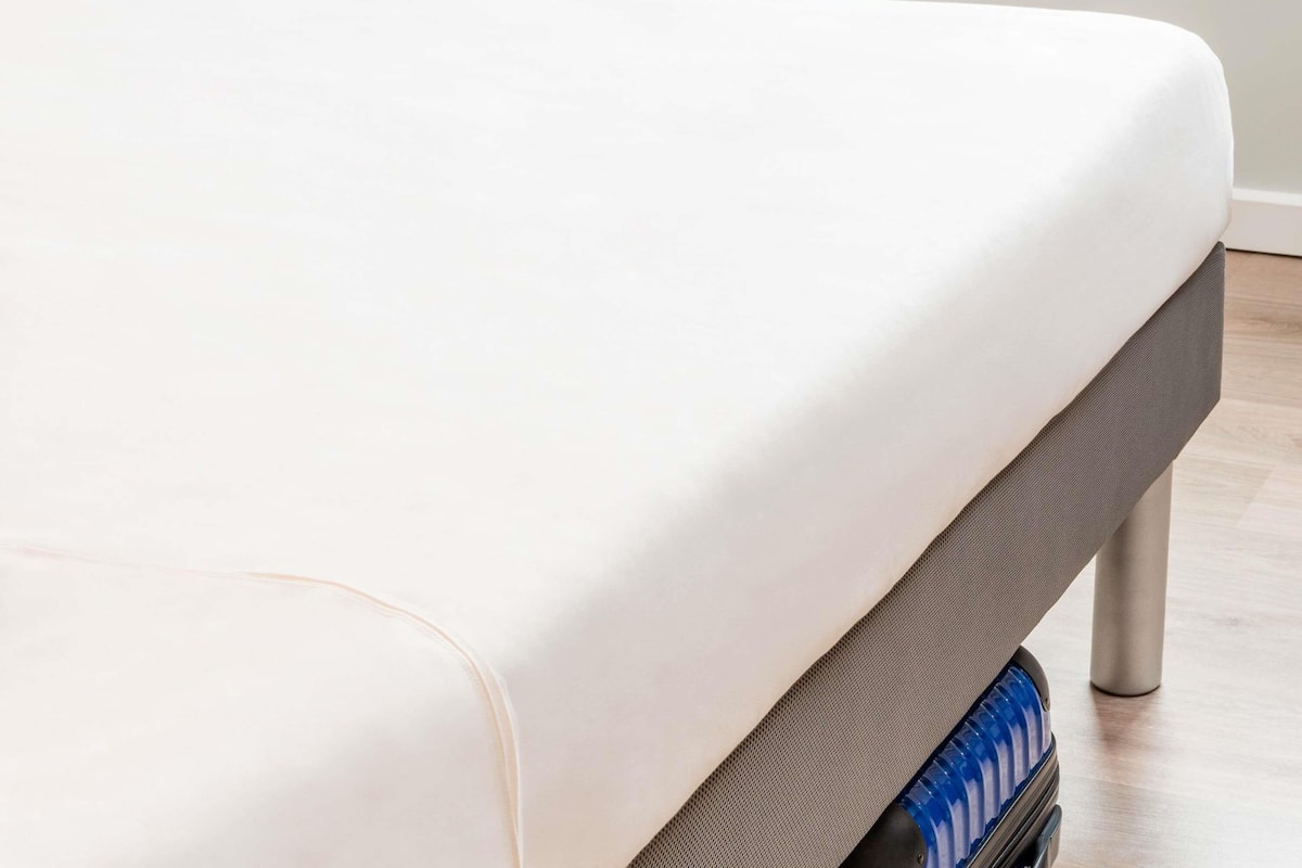 Kamer, 2 eenpersoonsbedden | Select Comfort-bedden, een bureau, geluiddichte muren