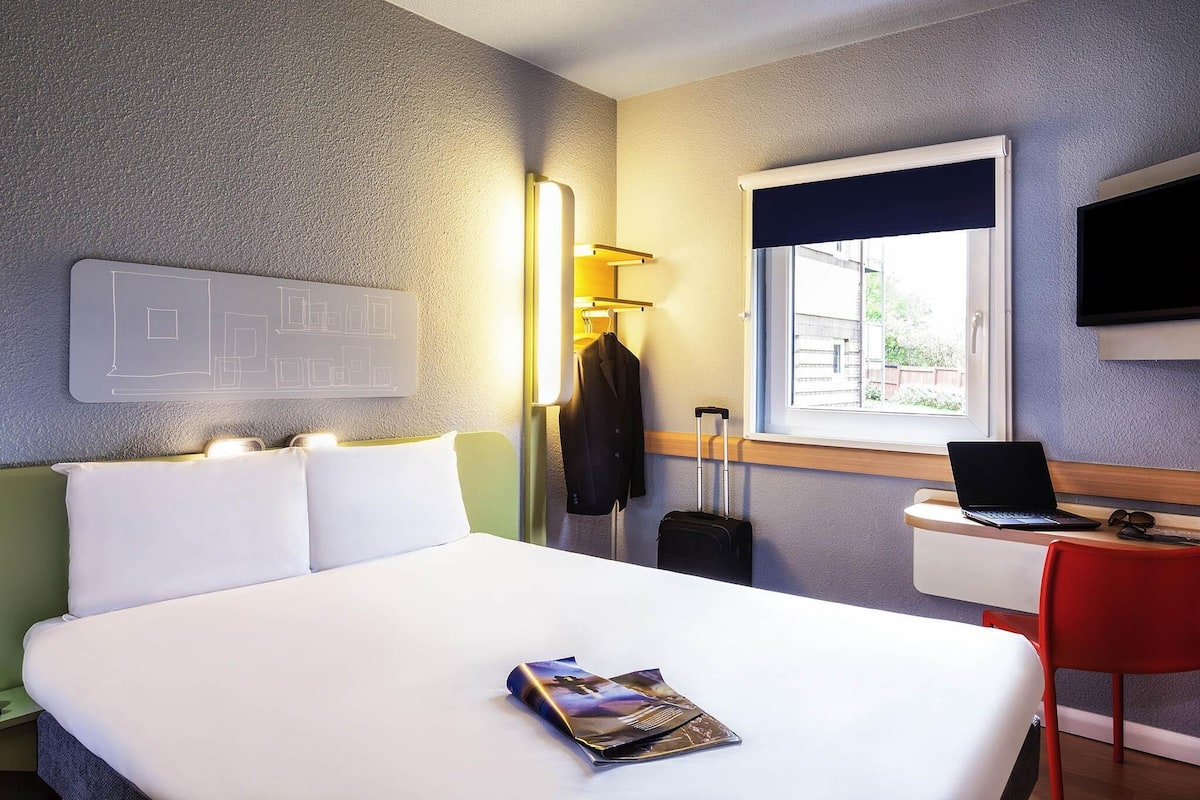 Double Room | Select Comfort beds, desk, soundproofing, iron/ironing board
