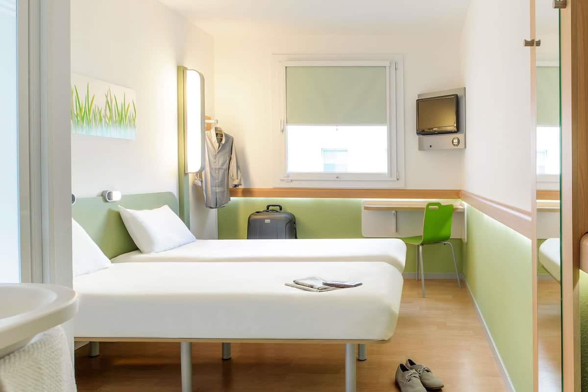 Habitación, 2 camas individuales | Camas Select Comfort, escritorio y insonorización