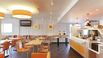 Frukostbuffé varje dag (EUR 6.9 per person)