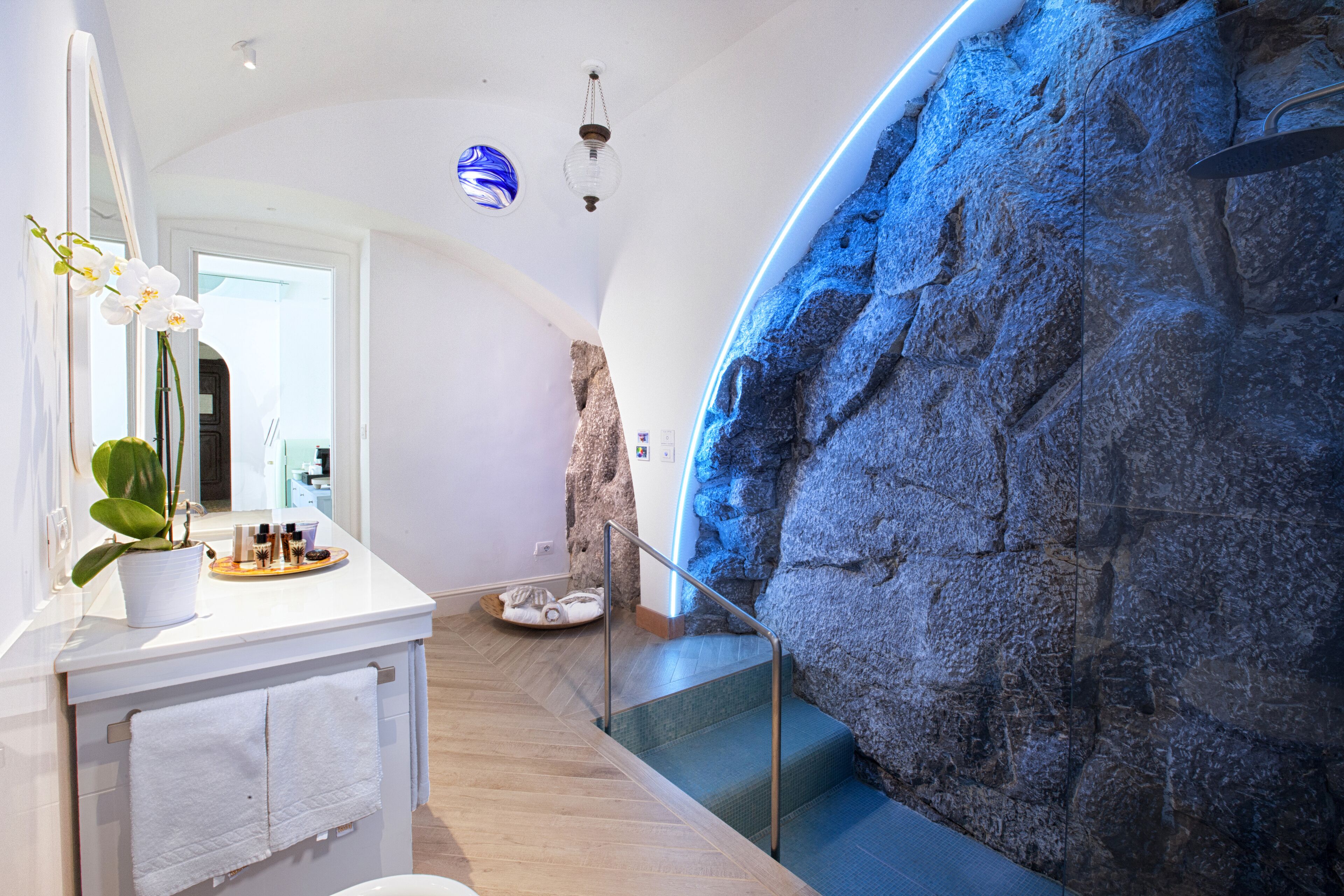 deluxe junior suite, terrace sea view | bathroom | free toiletries, hair dryer, bathrobes, slippers