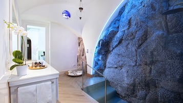 Deluxe Junior Suite, terrace sea view | Badezimmer | Kostenlose Toilettenartikel, Haartrockner, Bademäntel, Hausschuhe