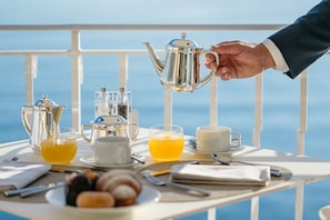 Petit déjeuner continental (60 EUR par personne)