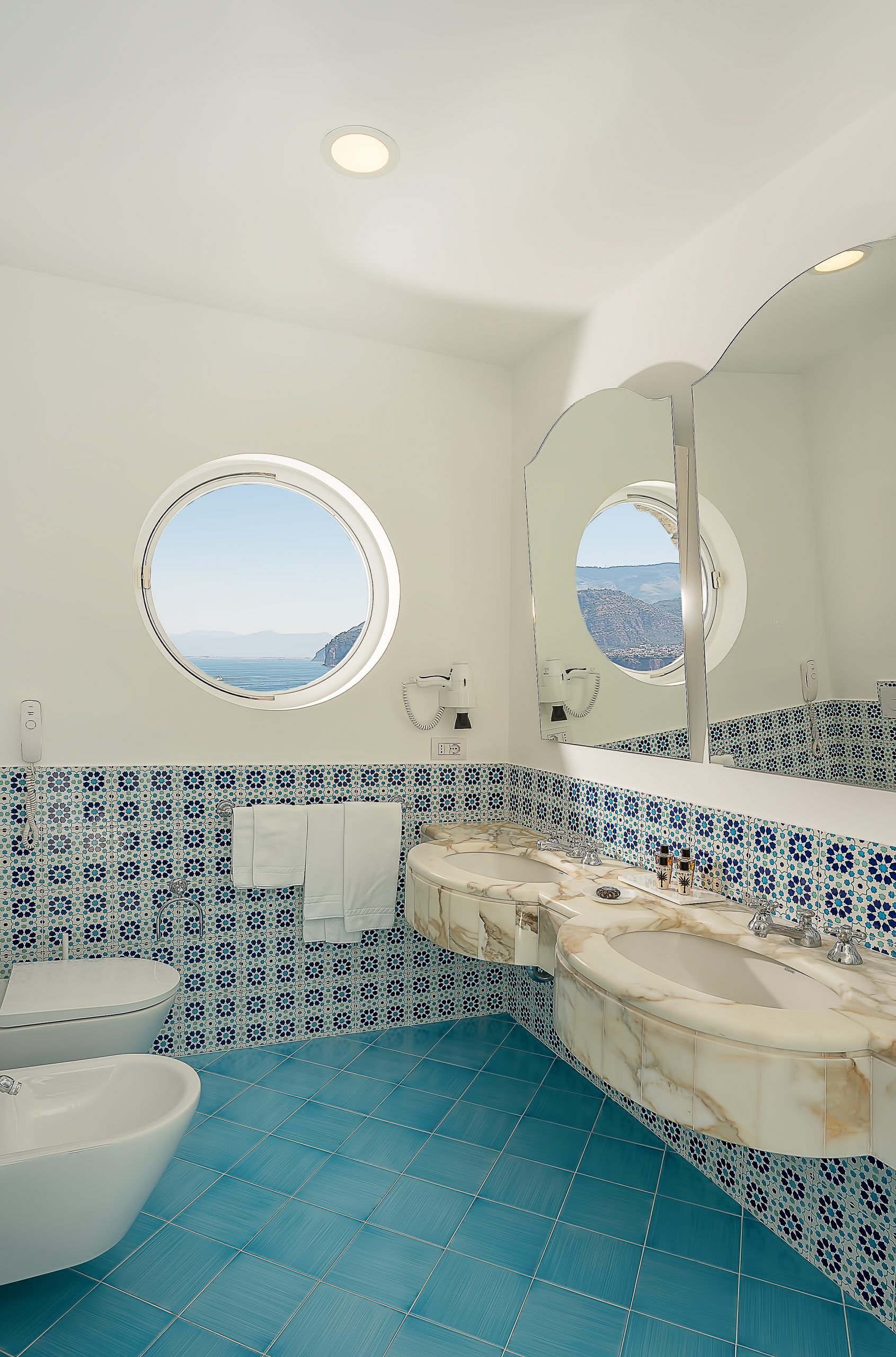 comfort room, sea view (no balcony) | bathroom | free toiletries, hair dryer, bathrobes, slippers