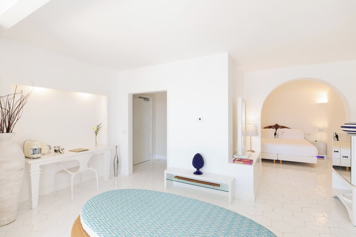 Elite Suite, Hot Tub, Sea View | Premium bedding, memory foam beds, minibar, in-room safe