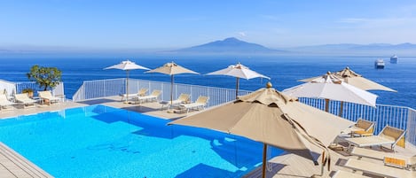 Outdoor pool, pool umbrellas, sun loungers