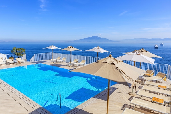 Piscine extérieure, parasols de plage, chaises longues