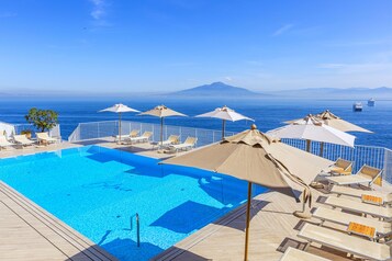 室外游泳池,池畔遮阳伞,日光浴躺椅