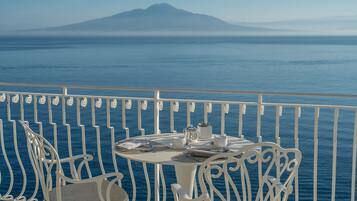 Daily continental breakfast (EUR 60 per person)