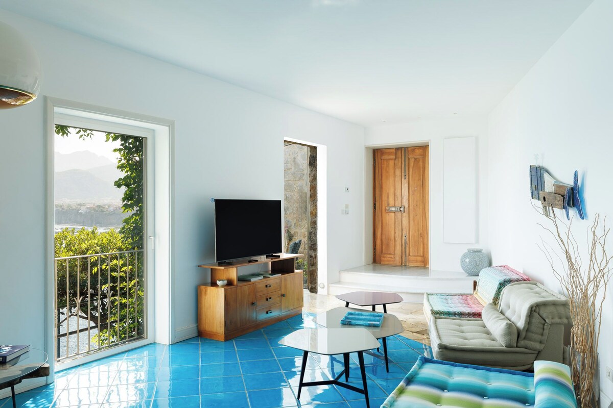 Presidential Suite, Jetted Tub, Sea View | Living area | 32-inch Smart TV with satellite channels