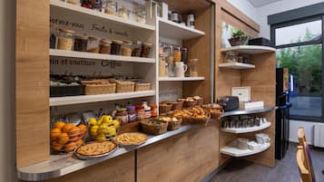Daily continental breakfast (EUR 16 per person)