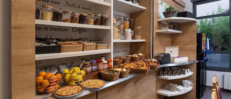 Déjeuner continental (16 EUR par personne)