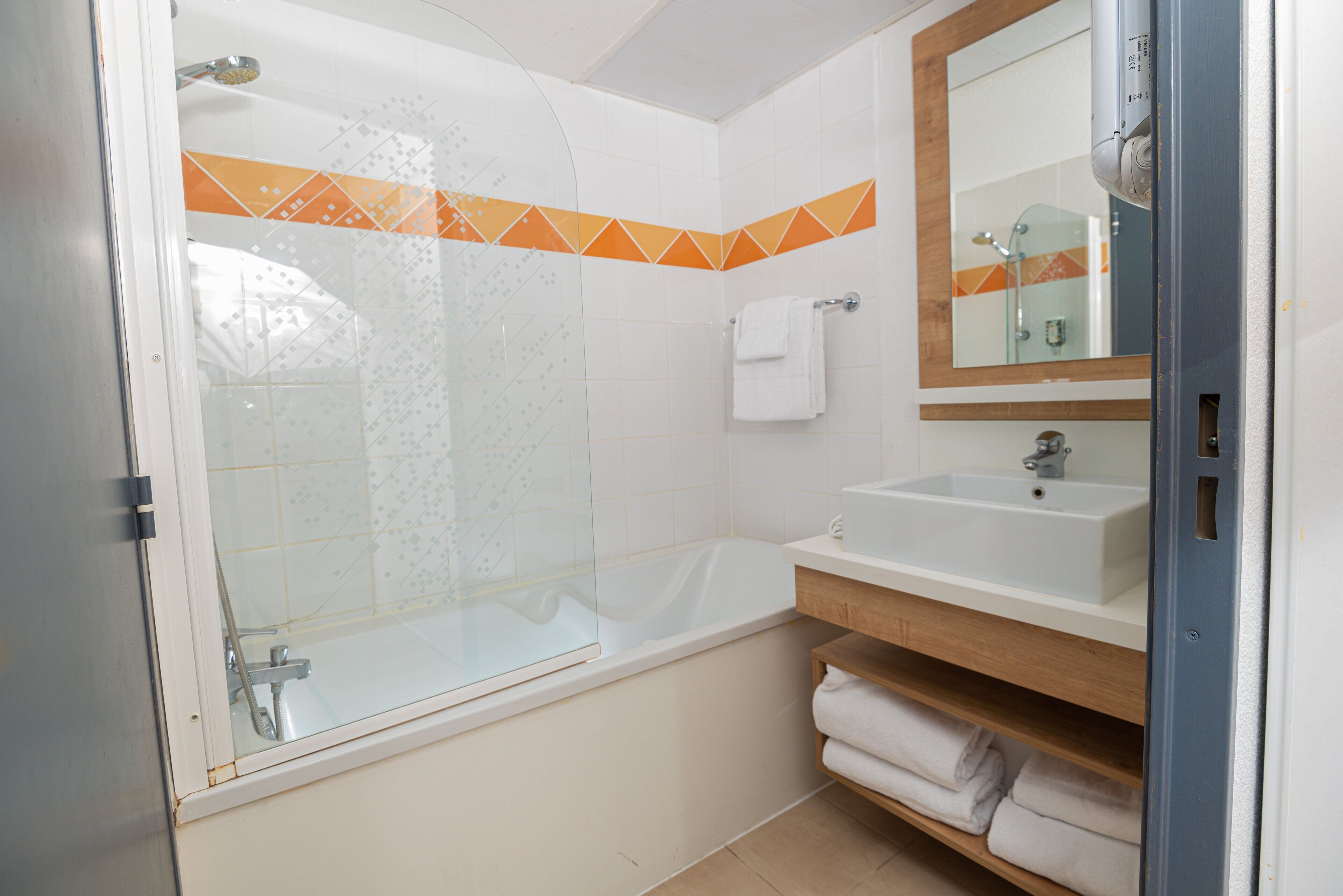 Dusch, gratis toalettartiklar, hårtork och handdukar