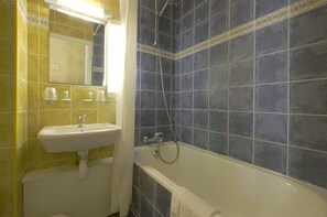 Combined shower/bathtub, free toiletries, hair dryer, towels - Hotel Bosquet Pau Centre (Pau)