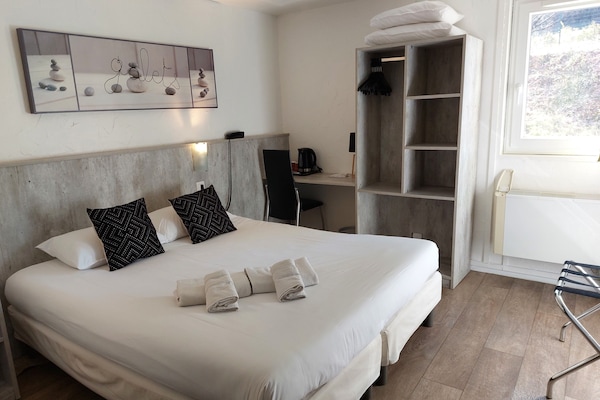 Double Room | Desk, laptop workspace, blackout drapes, free WiFi