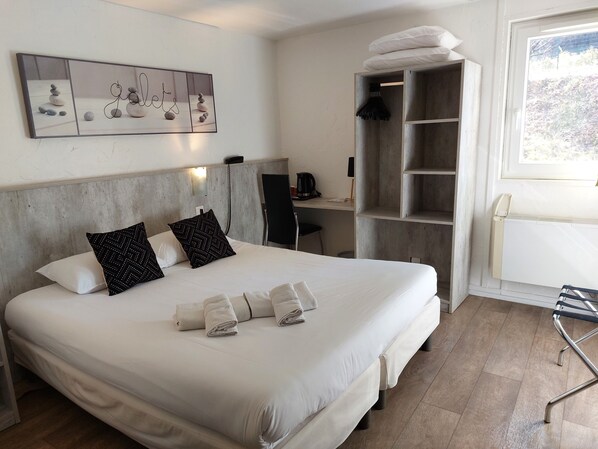 Habitación doble | Escritorio, espacio para trabajar con un portátil, cortinas opacas