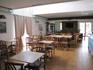 Buffet breakfast for a fee on weekdays - Brit Hotel Bosquet (Carcassonne)