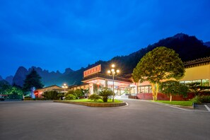 住宿正面 (夜晚)