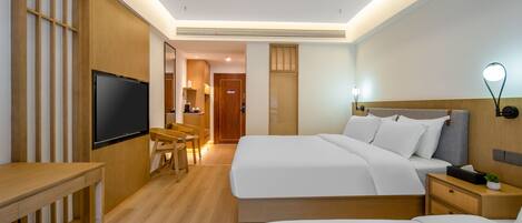 Phòng dành cho gia đình | Trang trí khác biệt, bàn, khu vực làm việc phù hợp cho laptop