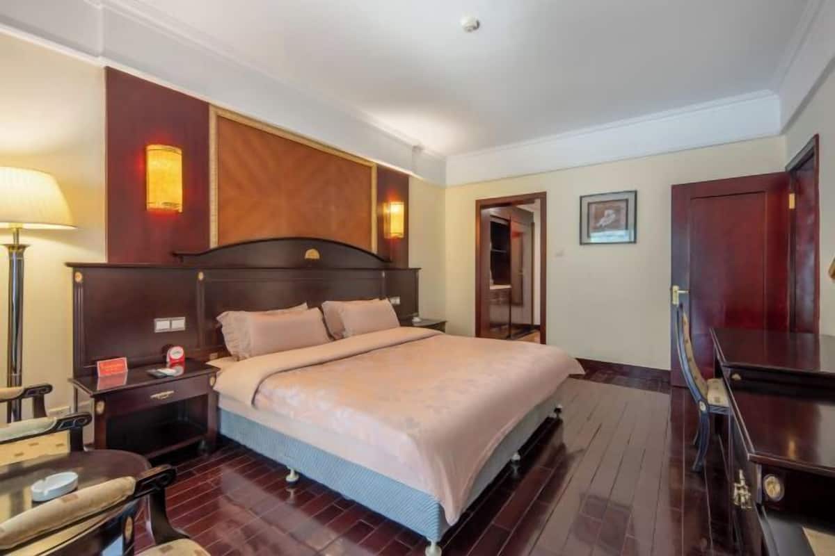 1 habitación, decoración personalizada y escritorio