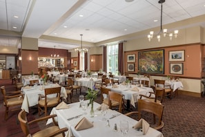 Breakfast, lunch, dinner served; American cuisine