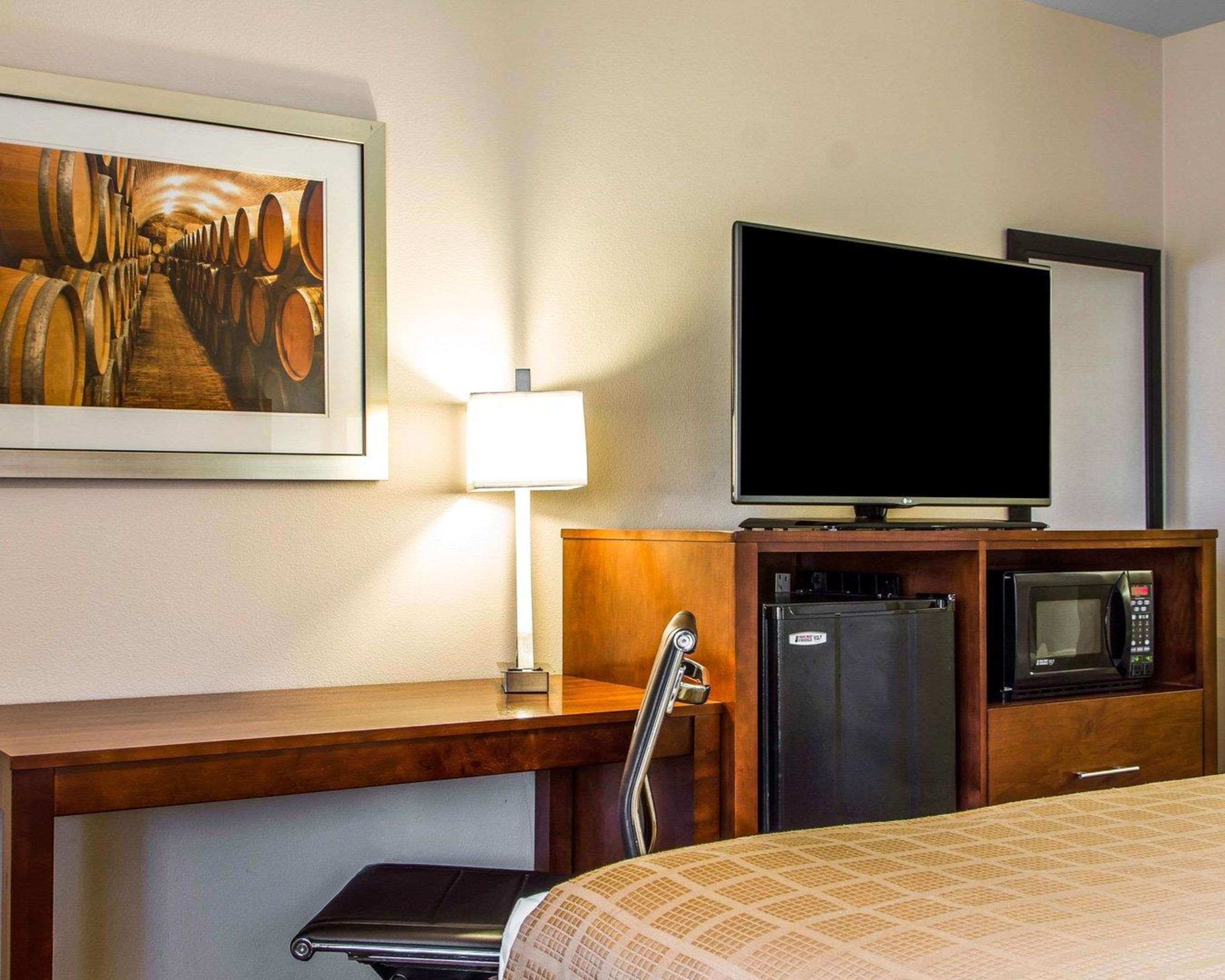 Standard Room, 1 King Bed, Non Smoking | Desk, laptop workspace, blackout curtains, iron/ironing board