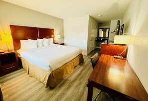 Escritorio, espacio para trabajar con laptop y cortinas blackout