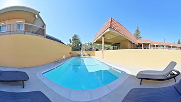 Sæsonbestemt udendørs pool