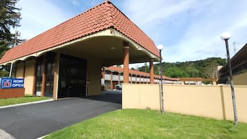 Vista frontal de la propiedad