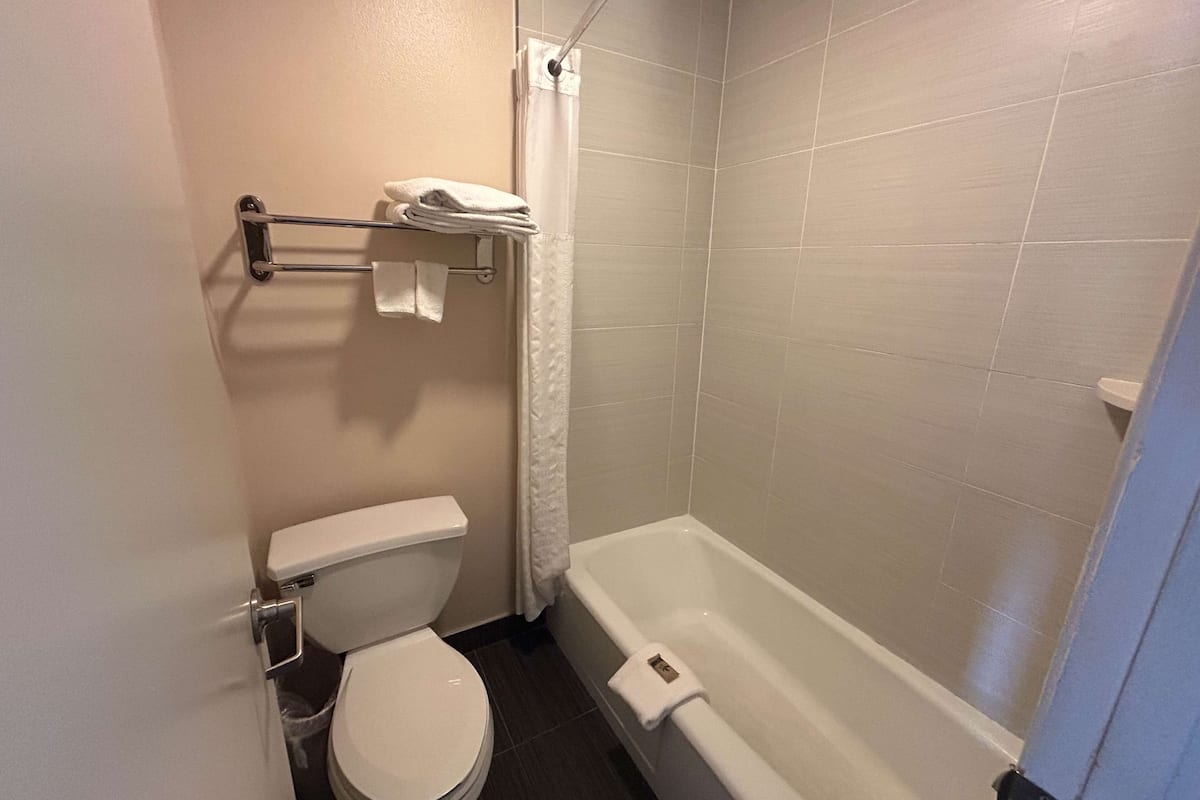 Duschwanne, Haartrockner, Handtücher, Seife