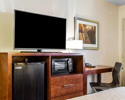 Escritorio, espacio para trabajar con laptop y cortinas blackout 