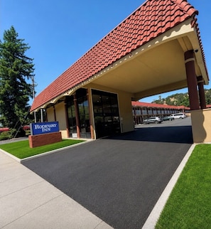Property entrance - Rodeway Inn (Martinez)