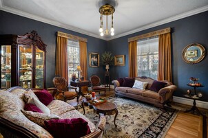 Una televisión LED, Netflix, un reproductor de DVD