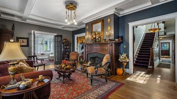 LED TV, Netflix, DVD player, streaming services