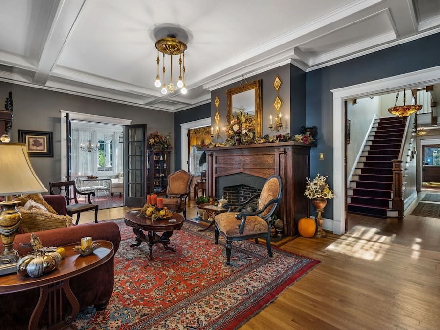 LED TV, Netflix, DVD player, streaming services