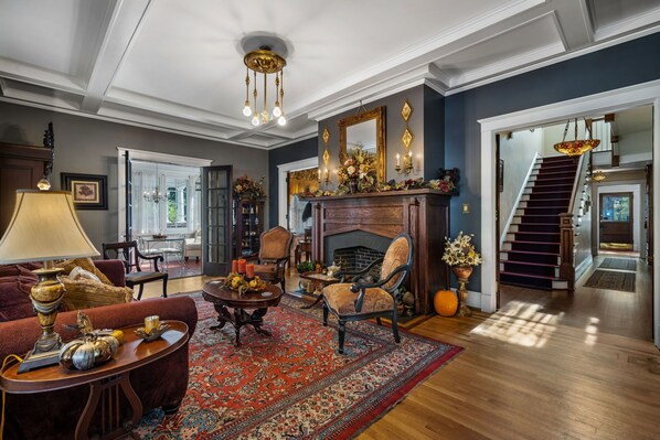 LED TV, Netflix, DVD player, streaming services - The Inn on Front Street (Statesville)