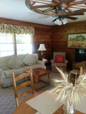 เคบิน, 1 ห้องนอน | บริเวณนั่งเล่น | ทีวี