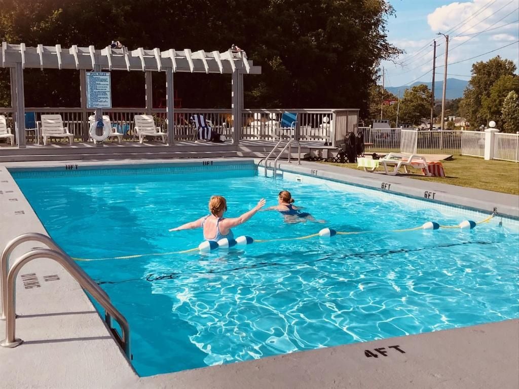 Une piscine équipée d’un poste de surveillance pour les sauveteurs, de chaises longues et d’un espace abrité.