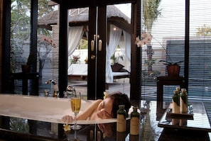 Villa, 1 habitación, alberca privada, vista al jardín | Baño | Tina y regadera independientes y amenidades de baño gratuitas