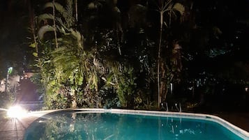 Una piscina al aire libre, tumbonas